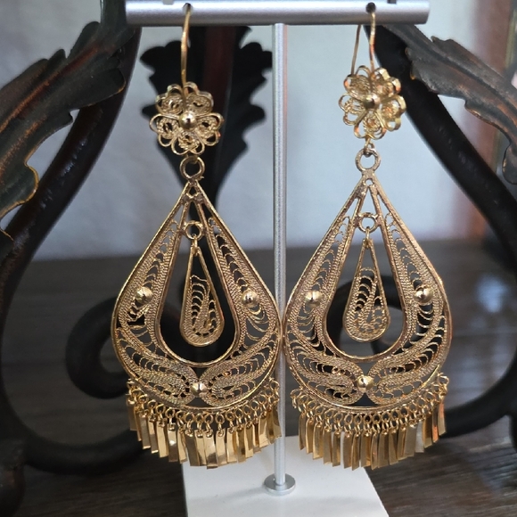 Elegant Gold Filigree Dangle Earrings - Picture 14 of 16